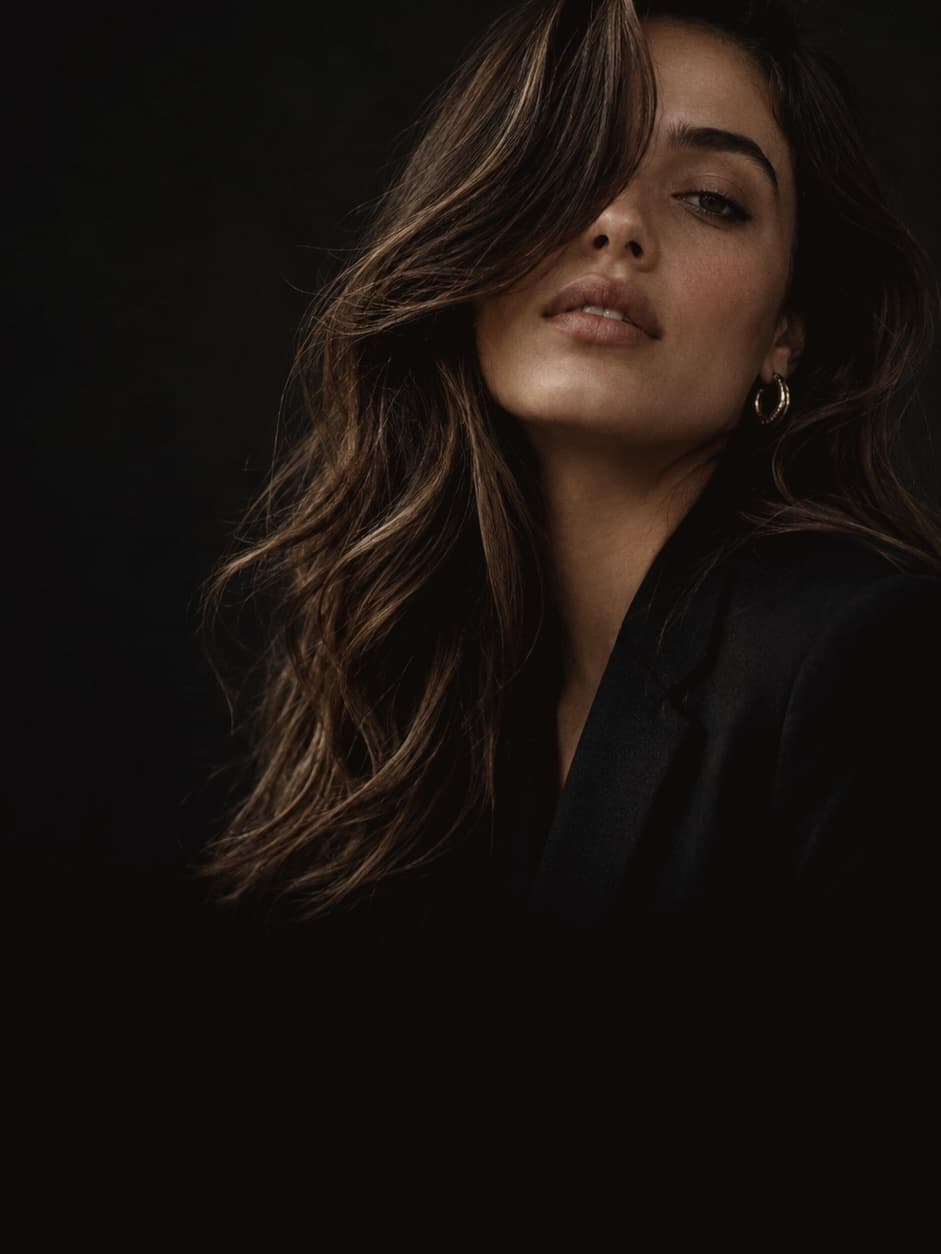 Model with long dark balayage waves.